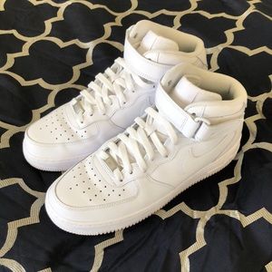 Nike Air Force 1 Mid (Almost New!)